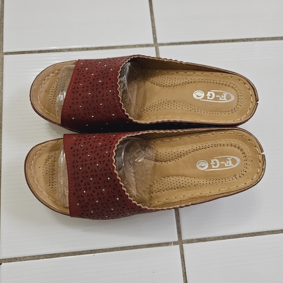 Sandals Slip ons - Picture 5 of 7